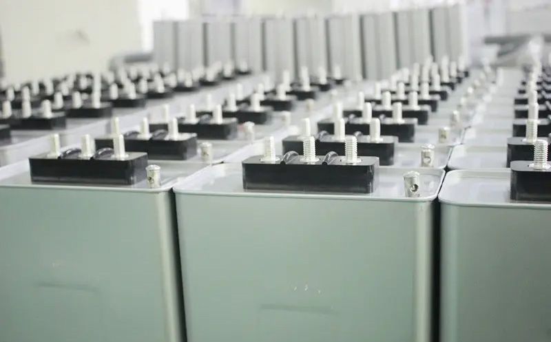 電力電容器組接線應遵循哪些原則？